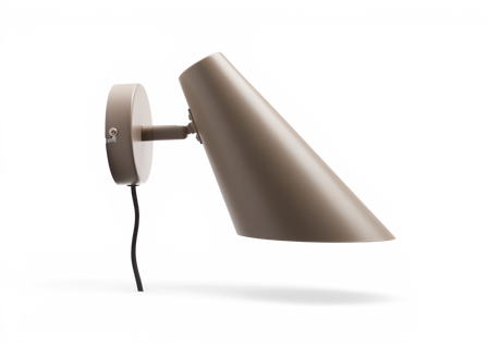 Beige væglampe med konisk skærm og ledning, set fra siden.