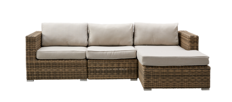 Hjørnemodul-sofa i flet/rotting med beige sæde- og ryghynder og højrevendt chaiselong, frilagt på hvid baggrund.
