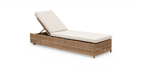 Justerbar solvogn i polyrattan med beige hynder på hvid baggrund.