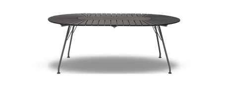 Rundt havebord i mørkegrå metal med lameltop og slanke ben, frilagt på hvid baggrund.