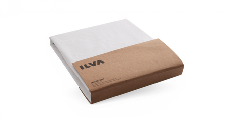 ILVA kuvertlagen 90×200×10 cm i 100% bomuldssatin, hvidt, pakket i brun pap-omslag.