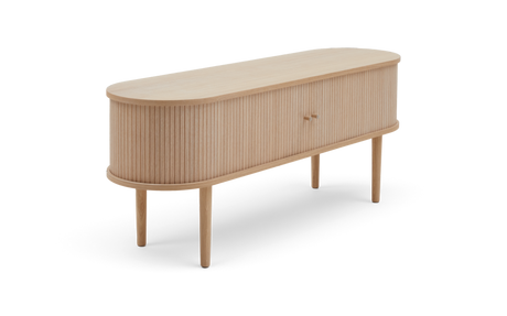 Lyst træsideboard med afrundede hjørner og riflede tamburdøre på slanke ben.