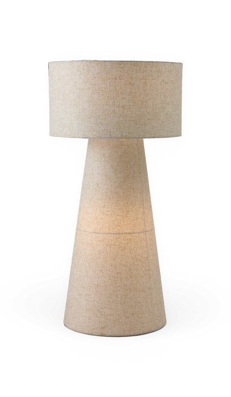 Beige bordlampe i stof med cylindrisk skærm og kegleformet fod, blød varm belysning.