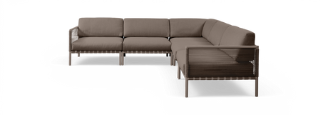 Brun L-formet modulsofa med snoromviklede sider og tykke hynder, frilagt på sort baggrund.