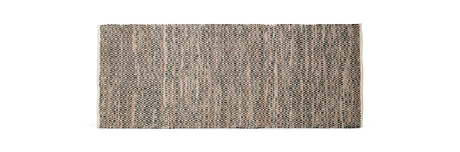 Mønstret tæppe i beige, sort og brune nuancer med geometrisk diamantmønster.