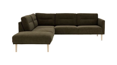 Mørk olivengrøn L‑sofa med chaiselong til venstre og lyse træben, frontvinkel.