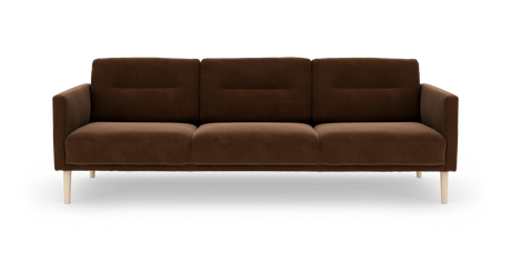 Brun tresæders sofa i blødt stof med lyse træben, frilagt på hvid baggrund.