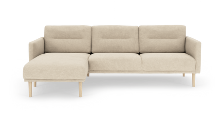 Beige hjørnesofa med venstre chaiselong og lyse træben, fritlagt på hvid baggrund.