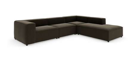 Modulær L‑formet hjørnesofa i mørkebrun tekstil med brede, kantede armlæn og chaiselong, frilagt på hvid baggrund.