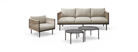 Beige sofa og lænestol med flettede sider samt to runde mørkegrå sofaborde i sæt, frilagt på hvid baggrund.