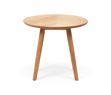 Rundt sidebord i lys eg med tre ben, minimalistisk design på hvid baggrund.