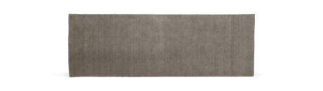 Moderne, minimalistisk stue med sofa og puder i neutrale nuancer.