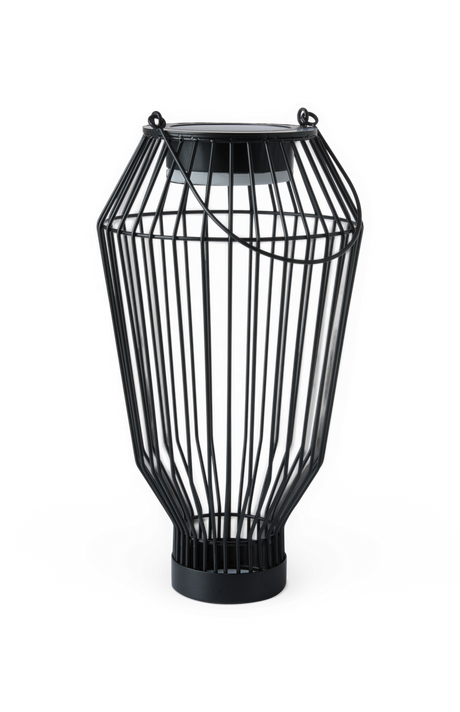 Sort metal lanterne i tråddesign med bærehank, frilagt på hvid baggrund.
