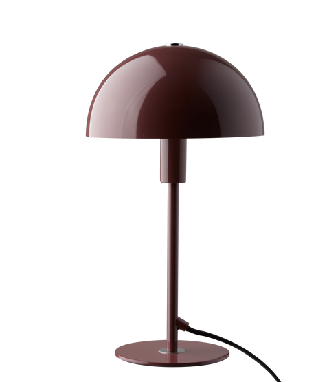 Bordeaux bordlampe med halvkugleformet skærm og rund fod, synlig sort stofledning.