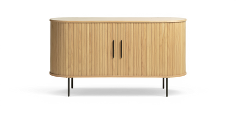 Ribbet sideboard i lys eg med afrundede hjørner, to låger med sorte greb og sorte metalben, frilagt frontvisning.