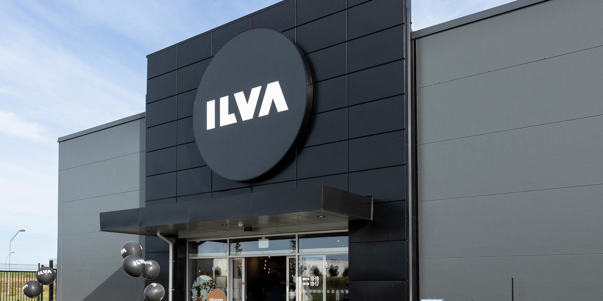 ILVA-butik facade med stort rundt logo over indgangen, balloner og skiltning for grand opening.