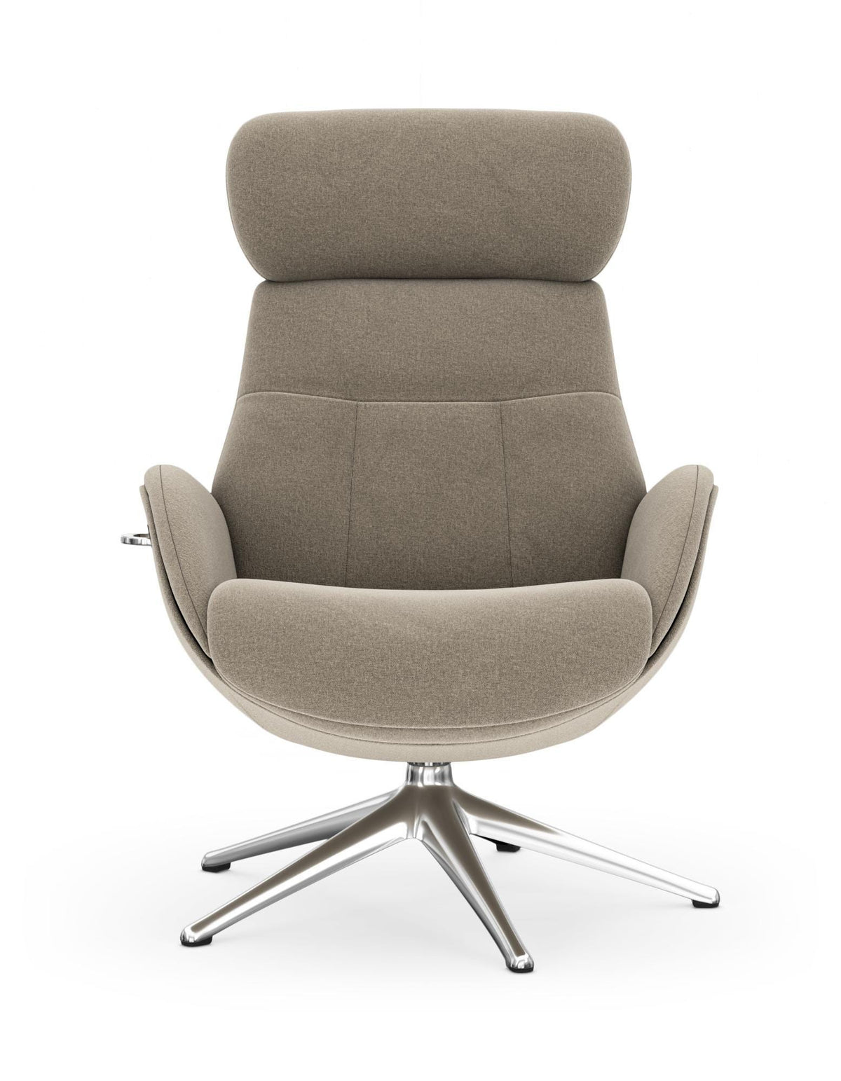 Beige loungestol med høj ryg og nakkestøtte på poleret metalsokkel med drejefod, set forfra.