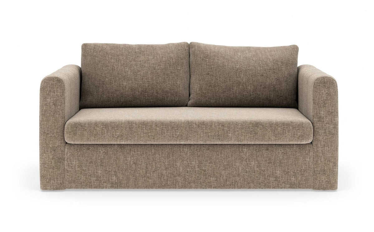 Beige 2-personers sofa på hvid baggrund, frontvisning.