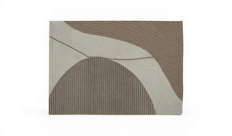 Beige og brun tæppe med abstrakt bueformet, riflet mønster i relief.