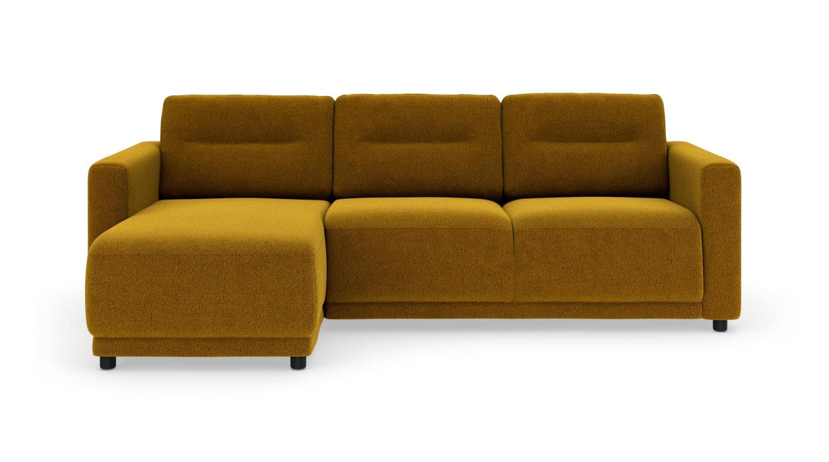 Sennepsgul modulsofa med venstre chaiselong, frontvisning på hvid baggrund.