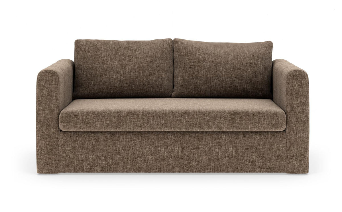 Brun stofsofa med afrundede armlæn og to ryghynder, set forfra på hvid baggrund.
