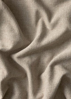 Nærbillede af beige vævet stof med bløde folder og tekstur.