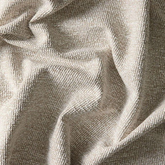 Beige tekstil med grov vævet struktur og bløde folder.