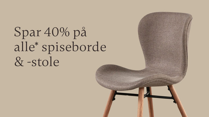 Spar 40% på alle* spiseborde og -stole, vist ved siden af en polstret beige spisebordsstol med lyse træben på neutral baggrund.