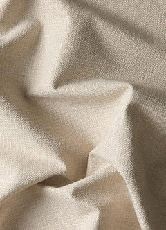 Nærbillede af beige vævet stof med blød struktur og folder.