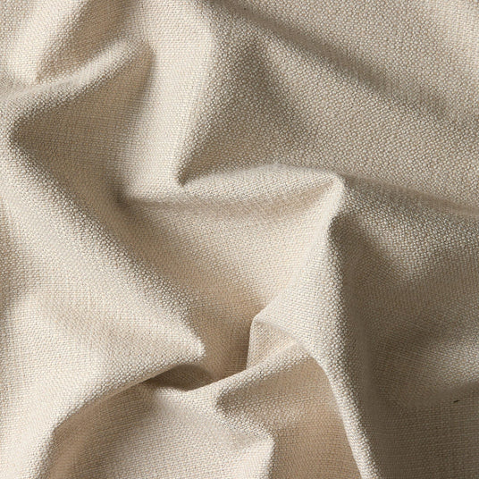 Nærbillede af beige vævet stof med blød struktur og folder.