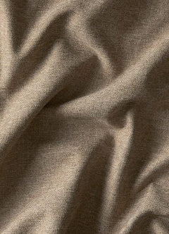 Beige linnedlignende stof i close-up med blød tekstur og naturlige folder.