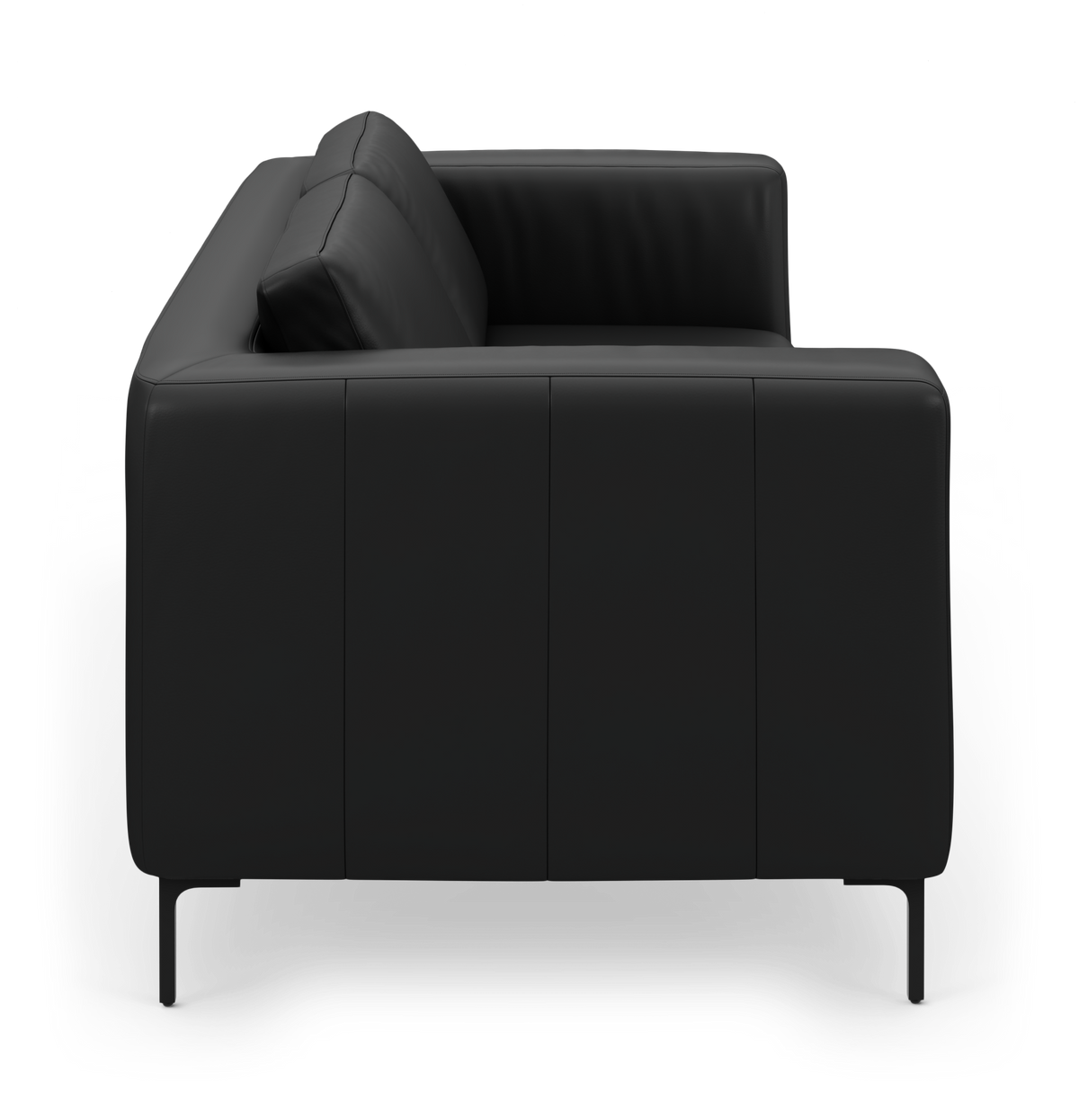 Sort lædersofa set fra siden på neutral studiobaggrund.