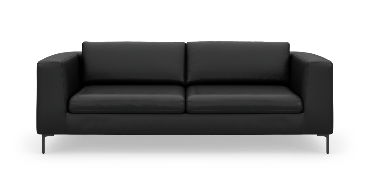 Sort lædersofa med lige armlæn, to sædehynder og slanke metalben, frilagt på hvid baggrund.