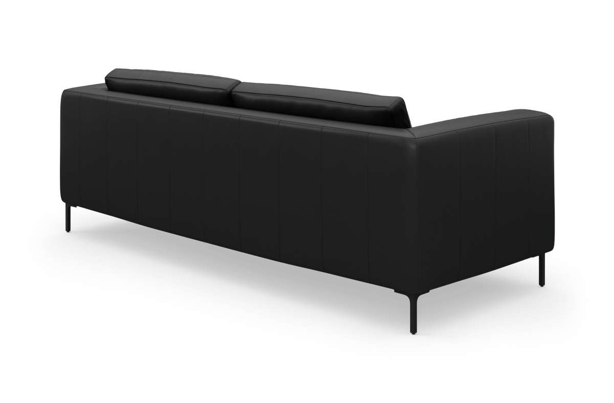 Sort sofa set bagfra i vinkel i studiemiljø, med slanke ben og glatte paneler.