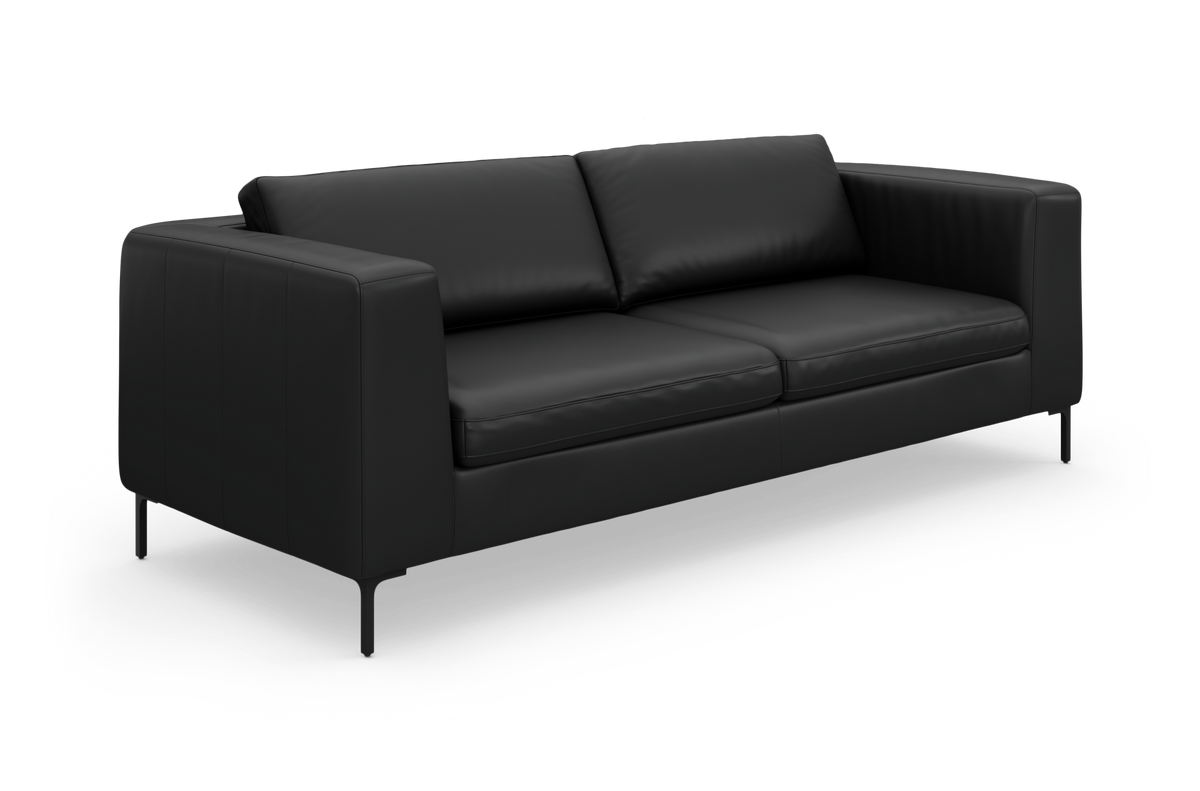 Sort tresædet lædersofa med rette armlæn og slanke ben, fritlagt på hvid baggrund.