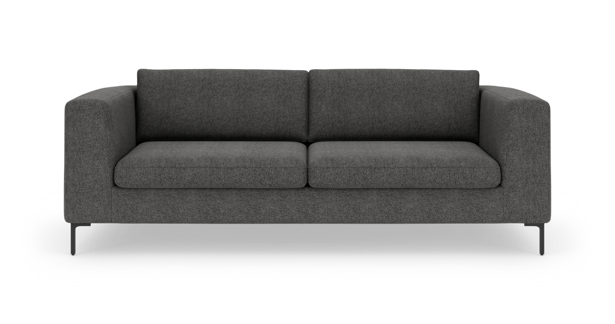 Mørkegrå tresæders sofa med lige armlæn og slanke sorte ben, set forfra på hvid baggrund.