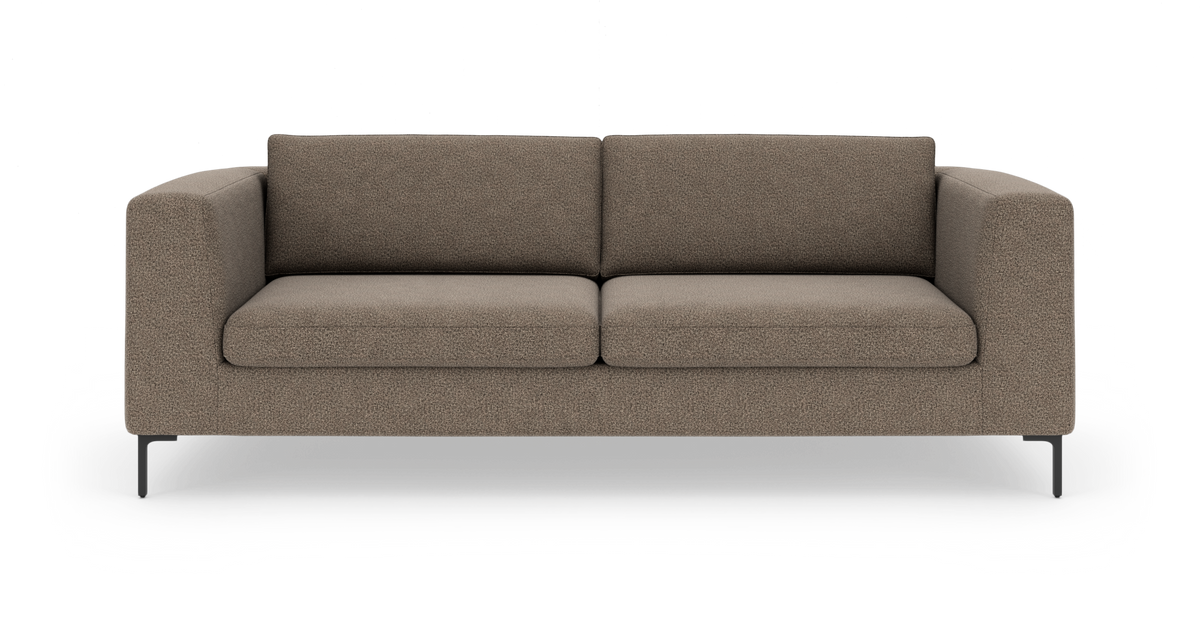 Brun/beige 3-personers sofa med lige armlæn og sorte metalben, fotograferet forfra på hvid baggrund.