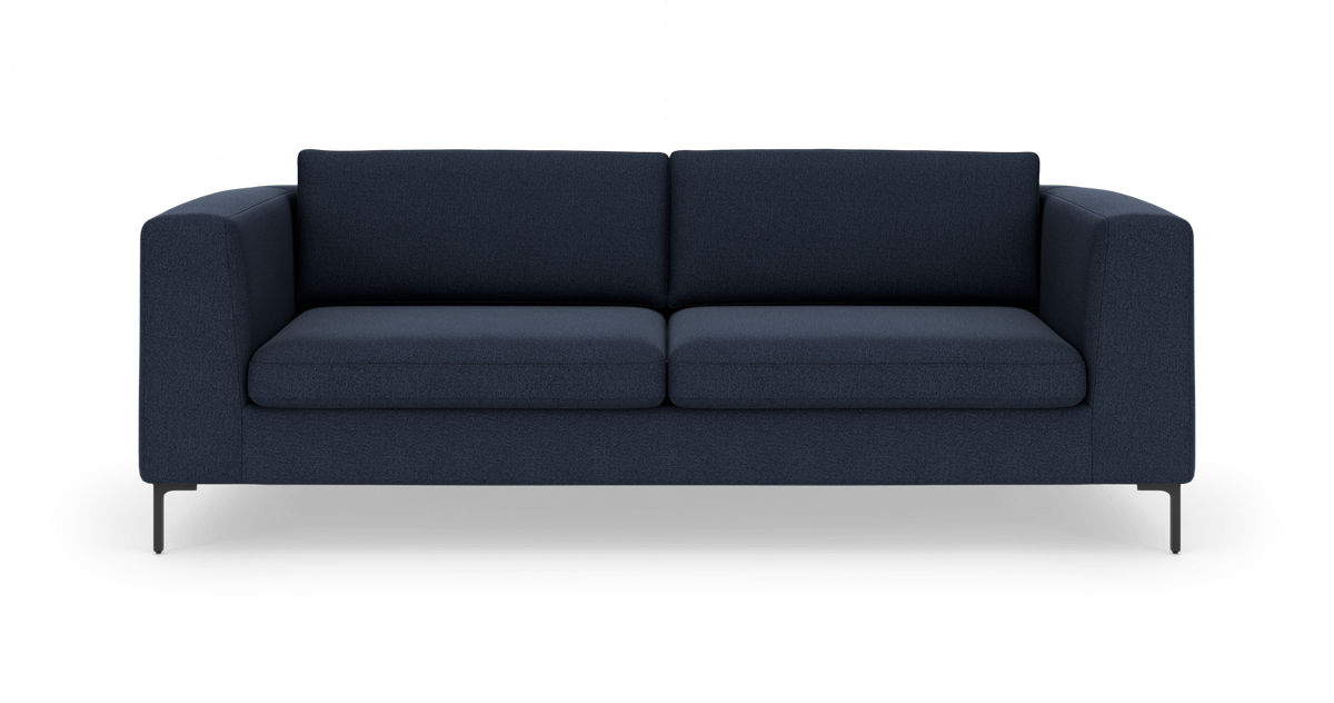 Mørkeblå 3-personers sofa med lige armlæn og slanke metalben, fritlagt på hvid baggrund.