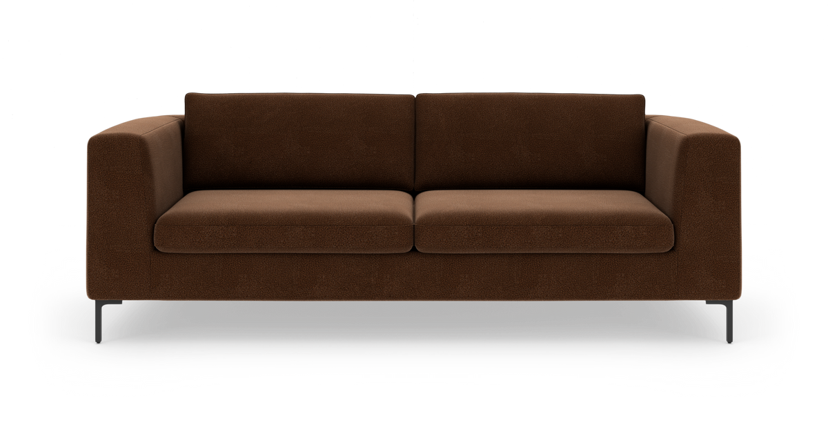 Brun sofa med to sædehynder i moderne, minimalistisk design på hvid baggrund.