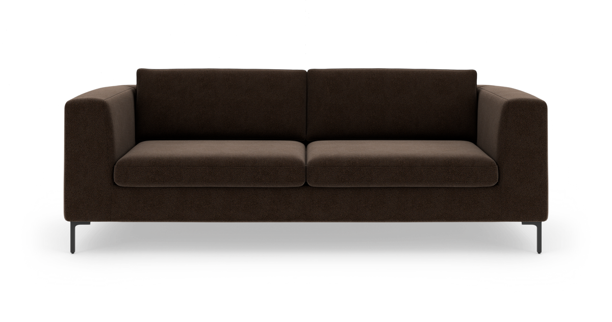 Brun 2-personers sofas i stof med rette armlæn og slanke metalben, set forfra.