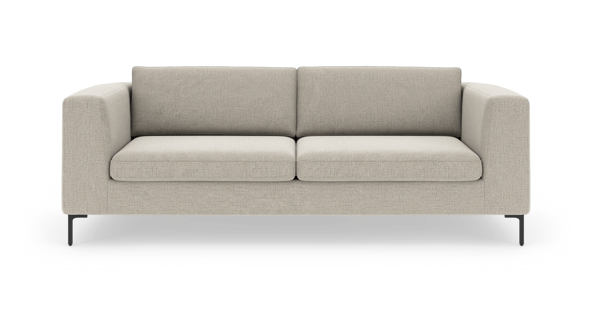 Beige, moderne sofa med to sædepuder, lige armlæn og sorte metalben, frilagt på hvid baggrund.
