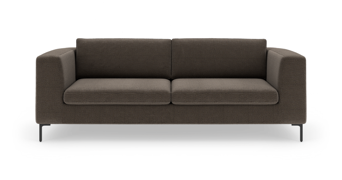 Mørkegrå sofa med lige armlæn, to sædehynder og metalben, frilagt på hvid baggrund.