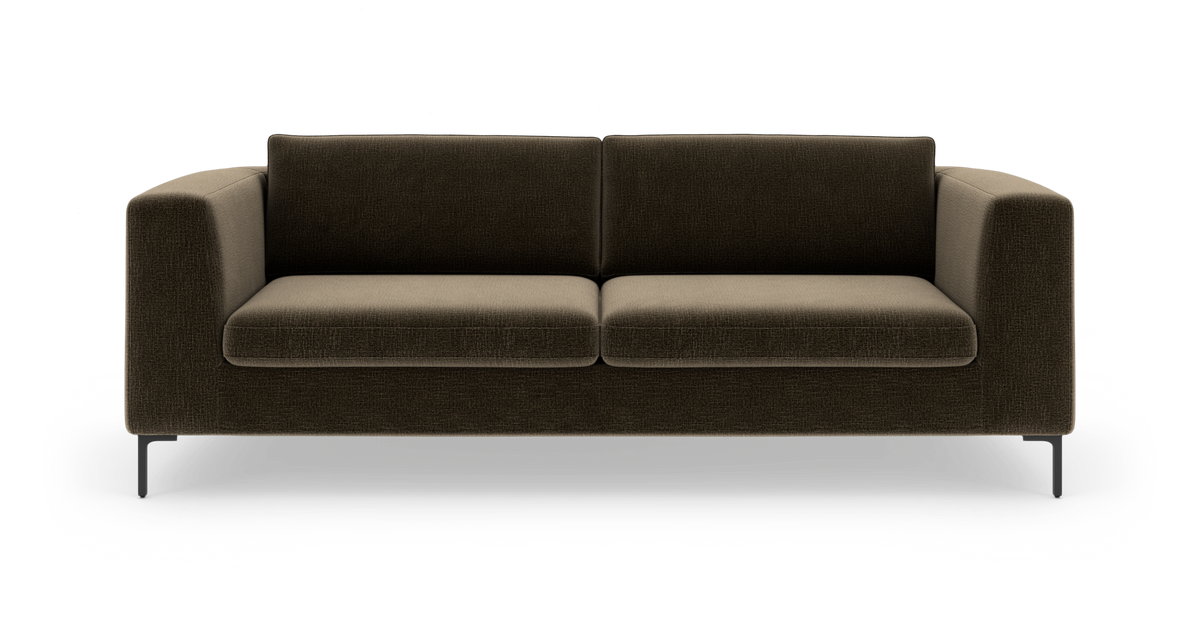 Mørkebrun moderne sofa med to sædehynder, rette armlæn og slanke sorte ben, frilagt på hvid baggrund.