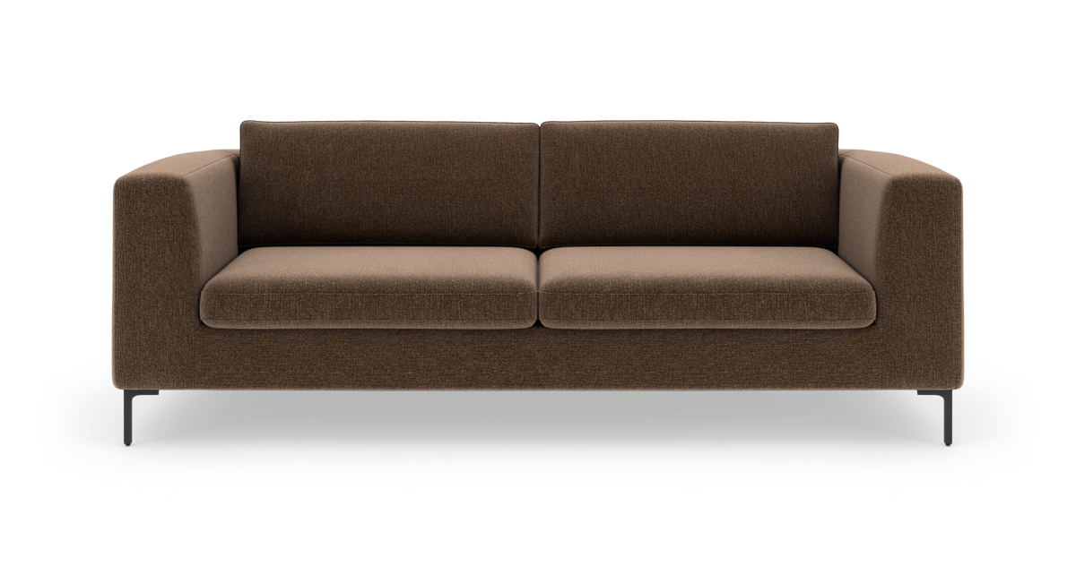 Brun, moderne 3-personers sofa i stof med slanke sorte ben, fotograferet forfra mod hvid baggrund.