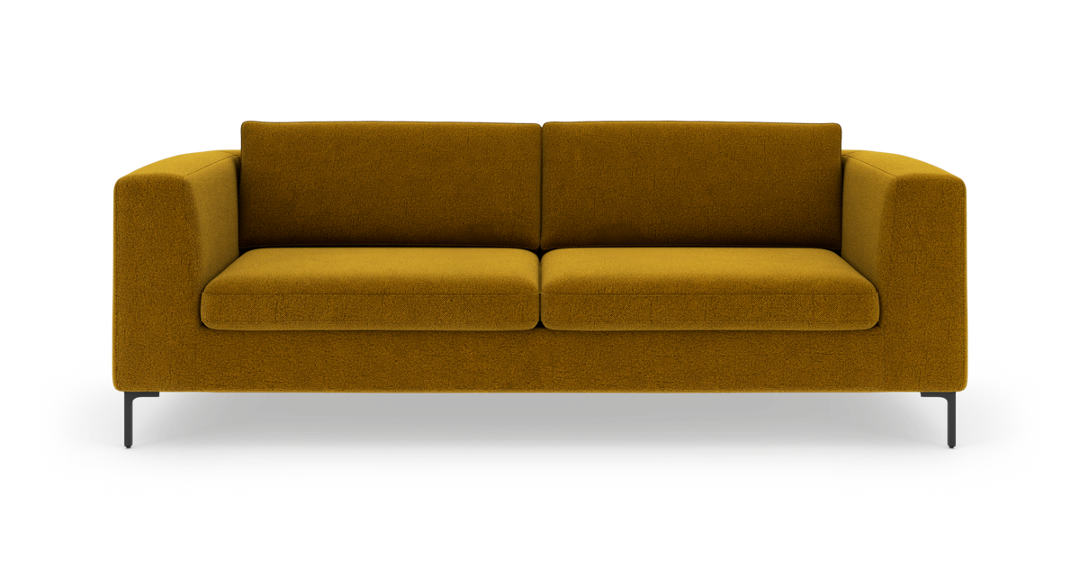 Mustardfarvet 2-personers sofa med lige armlæn og slanke sorte ben, fritlagt på hvid baggrund.