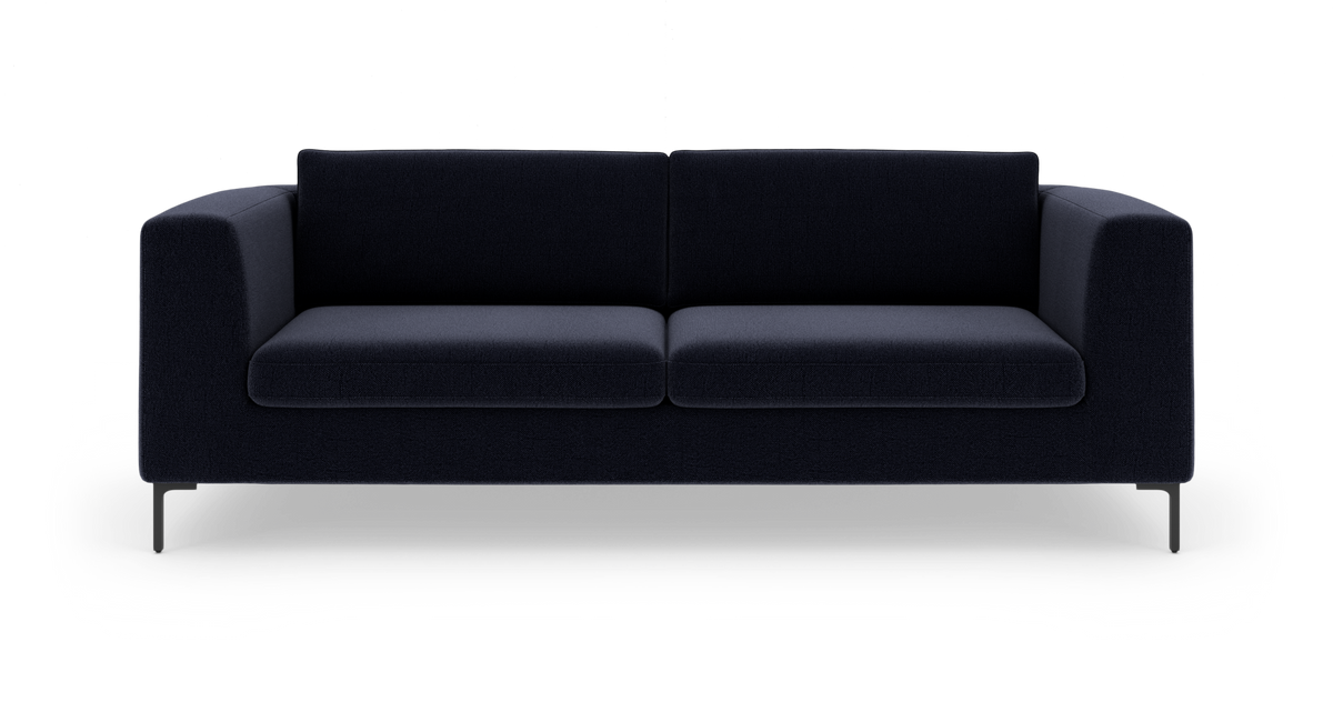 Mørkblå tresæders sofa med rene, bløde linjer på slanke metalben, set forfra.