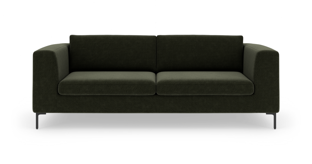 Mørkegrøn tresæders sofa med firkantede armlæn og slanke metalben, fotograferet forfra på hvid baggrund.
