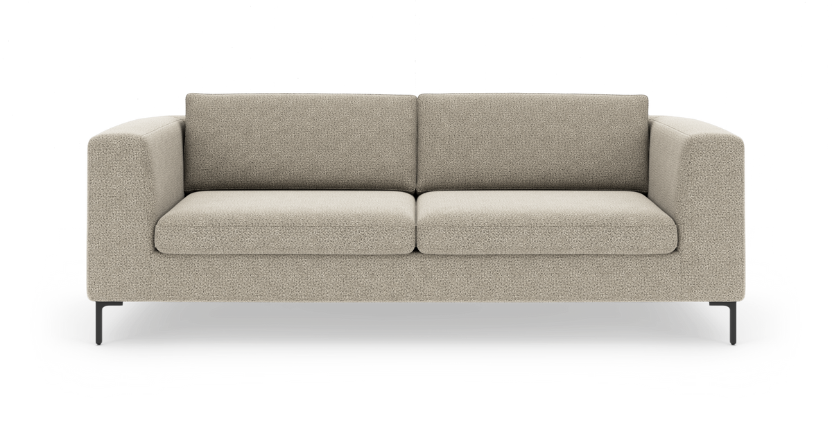 Beigefarvet tresæders sofa i moderne, minimalistisk design på hvid baggrund.