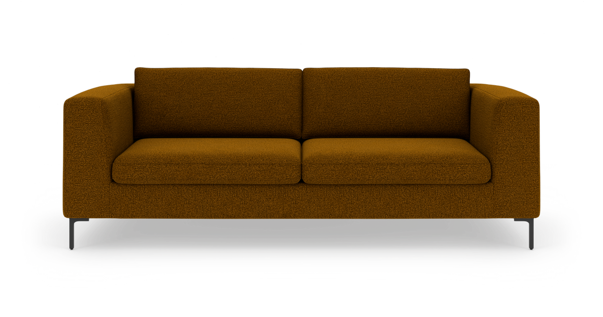 Sennepsgul/brun sofa i frontvisning mod hvid baggrund.