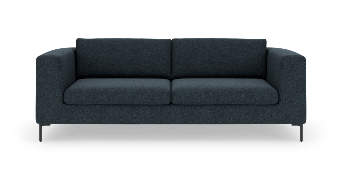 Mørkeblå sofa med to sædehynder, lige armlæn og slanke metalben, frilagt på hvid baggrund.
